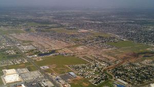 한 달 후에도 여전히 토네이도의 피해가 눈에 띄었다.