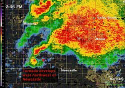 토네이도 발생 시 레이더 이미지의 GIF 애니메이션. 발달한 소용돌이가 무어를 통과하는 모습을 볼 수 있다.