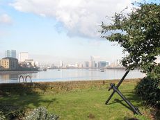 그리니치에서 바라본 템스강 하류 동쪽. 오른쪽 그리니치 반도 서쪽 기슭의 발라스트 키(Ballast Quay)에서 바라본 맞은편 도클랜즈 일대, 2009년 2월