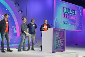 데이브 헤그우드(오른쪽)를 포함한 Psyonix 멤버들이 2016년 게임 개발자 컨퍼런스에서 이 게임으로 게임 개발자 초이스 어워드를 수상하고 있다.