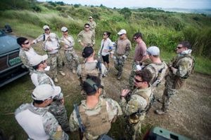 (대한민국) UDT/SEAL 대원들이 정예 미국 해군 폭발물 처리 기술자(Explosive ordnance disposal (United States Navy))인 폭발물 처리 이동 부대(EODMU) 5 부대원들과 폭파 작전 훈련 브리핑을 듣고 있다.