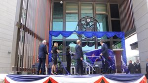 미국 국무부의 문장이 전시된 AIT 신축 청사