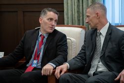 미국군 현직 장교로 구성된 미국 재대만 협회의 안보 협력부와 연락부의 두 부장(루크 도나휴 육군대령과 진 리차드 육군 대령)