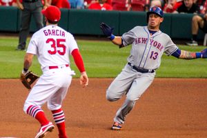 뉴욕 메츠 활약 시절 세인트루이스 카디널스를 상대로 경기에서 2루로 들어가는 데 슬라이딩 하는 모습 (2016년)
