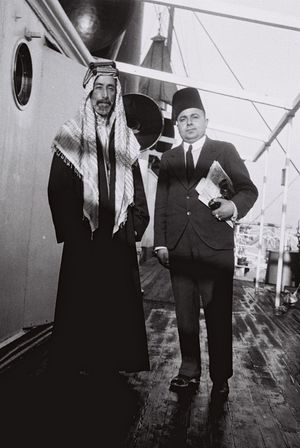 다우드 엘-이사와 함께 있는 알리 빈 후세인. 1933년 자파의 배 위에서 촬영. 다우드 엘-이사는 팔레스타인 신문의 기자이자 매니저였다.