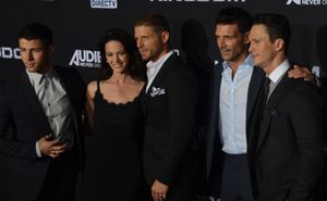 닉 조나스, 조안나 고잉, 로리아, 프랭크 그릴로 및 조나단 터커가 2014년 10월 킹덤 시사회에 참석한 모습