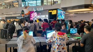 자카르타에서 열린 웰컴 투 뉴 에리두 이벤트 메인 무대에서 젠레스 존 제로를 플레이하고 기다리는 사람들.