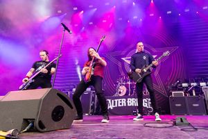 얼터 브리지는 2016년 10월 다섯 번째 앨범 The Last Hero를 발매했다.