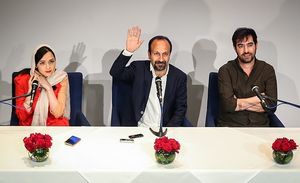 파라디 감독(가운데)과 주연 배우 타라네 알리두스티(왼쪽), 샤합 호세이니(오른쪽).