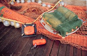 트롤 그물의 깊이와 개방을 측정하는 음향 센서를 사용하는 그물 계측 시스템.