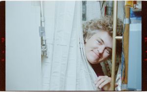 중갑판 폐기물 수집 시스템 시설에서 프라이버시 커튼 뒤에서 내다보는 루시드