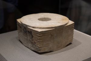 옥총 - 량주 문화의 가장 유명한 유물로 추정됨. 저장성 박물관