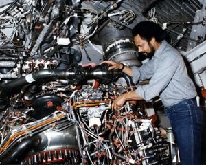 2액형 액체 로켓은 개념적으로는 간단하지만 고온 및 고속으로 움직이는 부품 때문에 실제로 매우 복잡하다.