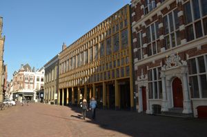 오래된 시청 옆에 지어진 데벤터르 시청(2015)