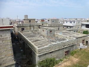 겉보기에는 새 건물처럼 보이지만, 혜안의 전통 양식으로 지어진 충우 성벽 안의 이 집들은 벽과 지붕 모두 길고 좁은 화강암 블록을 사용하여 지어졌다.