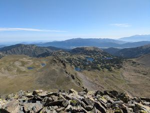 아리에주주와의 경계에서 피레네조리앙탈주의 산과 호수를 바라본 동쪽 풍경