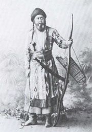 }}》 중의 콩차크. 극중 "노래하라! 칸을 칭송하는 노래를!", "칸의 영광은 태양에 미친다!" 등과 같이 노래한다.