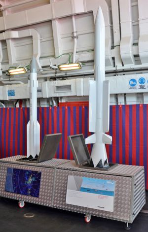 이탈리아 호위함 카라비니에레의 격납고에 있는 쿼드 팩으로 묶인 CAMM-ER 미사일(왼쪽)과 아스터 30 미사일(오른쪽) 모형