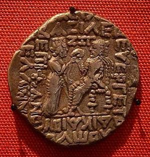 볼로가세스 1세가 왕좌에 앉아 티케로부터 왕관을 받는 모습이 새겨진 볼로가세스 1세의 은화, 기원후 55-56년