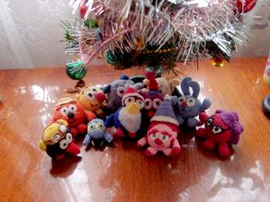 키코리키 캐릭터를 묘사한 새해용 뜨개질 인형