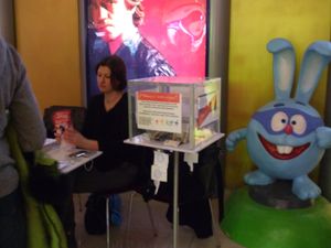 모스크바에서 열린 키코리키 시사회와 크래시 조각상이 있는 자선함