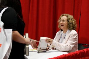 그레고리가 2019년 전국 도서 축제에서 책에 서명하고 있다.