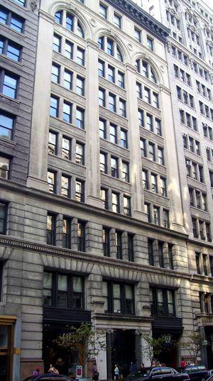 반스 & 노블 본사, 뉴욕 시 맨해튼 플랫아이언 지구의 웨스트 17번가와 18번가 사이의 122번가(122–124) 5번가