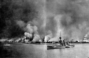 스미르나 대화재 당시 HMS 킹 조지 5세(King George V)에서 촬영된 HMS 아이언 듀크(Iron Duke)
