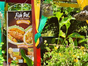 화이트 리버의 Fish Pot Kitchen 광고판