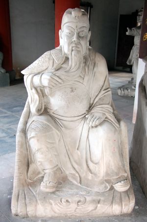 헝디엔 월드 스튜디오에 있는 관승의 석상.