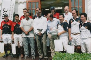 톰슨(앞줄 왼쪽에서 세 번째)이 2006년 런던 햄 폴로 클럽에서 열린 로리우스 데이에서 에드 모세스 옆에 서 있다.