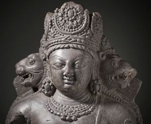비슈누(Vaikuntha Chaturmurti)의 묘사, 사자, 인간, 멧돼지의 세 얼굴을 보여준다.