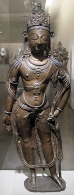  검은 영양(kṛṣṇājina)의 가죽을 왼쪽 어깨에 두른 서부 히말라야 지역의 10-11세기 관세음보살상.