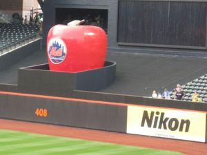 시티 필드에 있는 뉴욕 메츠의 홈런 애플