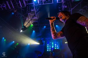 슈퍼 빌런 투어 중 하우스 오브 블루스에서 공연하는 폴링 인 리버스 (2015년).