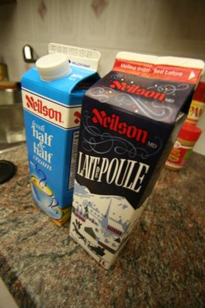 닐슨(Neilson), 캐나다의 기성 에그노그 브랜드로, 음료에 대한 프랑스어 용어 "Lait de poule"(문자 그대로 "암탉의 우유")를 사용하고 있다.