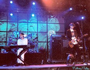 플레이스보 (2001년 사진)는 2003년 "Running Up That Hill"의 커버 버전을 발매했다.