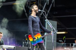 2014년 공연 중 무지개 베이스 기타를 사용하는 스테판 올스달; 무지개는 잘 알려진 LGBT 심볼이다.