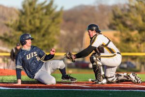 2020년 야구 경기에서 옐로 재킷스 포수가 UIS 주자를 태그하고 있다.