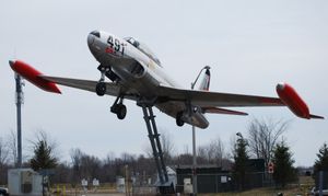 메인 터미널 건물 앞에 설치된 Canadair CT-133 항공기