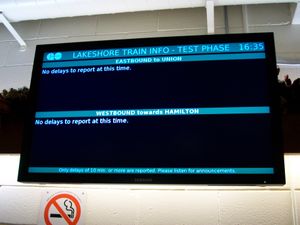 롱 브랜치 GO 역의 열차 정보 게시판