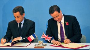 방위 협력 조약 서명