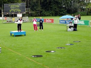 2005년 뒤스부르크에서 열린 월드 게임에서 참가자 야나 마이젤이 목표 풀에 플라이를 캐스팅하고 있다.