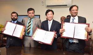 2017년 3월 1일 인도 뉴델리에서 인도 복싱 연맹 대표들과 함께 있는 당시 AIBA 회장 우칭궈