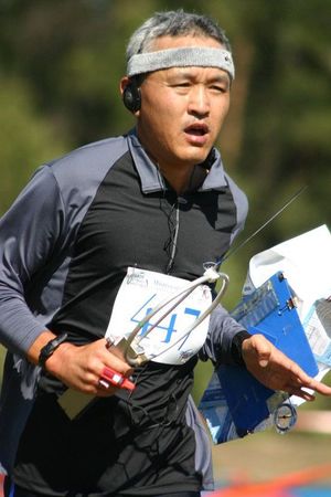 ARDF 오리엔티어가 왼쪽 팔에 지도판을 착용