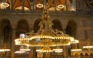 성 소피아 성당의 샹들리에, 비슷한 조명 장치가 비잔틴 시대에도 있었을 수 있다