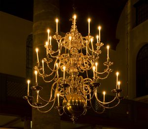 곡선형 팔과 큰 구체가 있는 네덜란드 황동 샹들리에, 암스테르담 포르투갈 시나고그에 위치