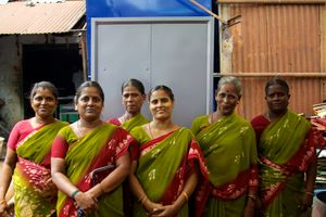  수납장 제조업체를 운영하는 인도 여성들.