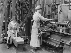 1918년 영국, 울리치 아스날에서 일하는 여성의 모습