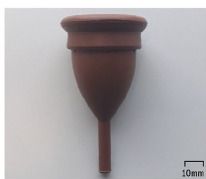 라텍스로 만들어진 종 모양의 생리컵